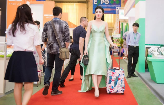 Hoa hậu Ngọc Hân vội vã đáp xuống sân bay để kịp dự event.