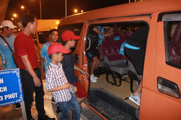 Các cầu thủ và cổ động viên CLB phóng viên thể thao TP Hồ Chí Minh lên xe di chuyển về thị xã Cửa Lò