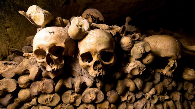 Hầm mộ Paris (Pháp): Vốn là một hầm mỏ cũ bỏ hoang, nhưng đến năm 1786, nơi đây lại trở thành nơi cất chứa hài cốt. Vào những năm 40 của thế kỷ 16, Pháp hứng chịu cơn đại dịch hạch khiến hơn 7 triệu người chết, đây là lý do khiến các nghĩa trang trở nên quá tải và chính phủ Pháp đã yêu cầu di dời toàn bộ thi hài về khu mỏ và cải tạo hầm mộ Paris như hiện tại. Ảnh: i.pinimg.