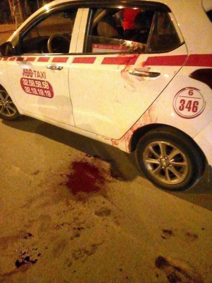 Taxi của tài xế dính nhiều máu
