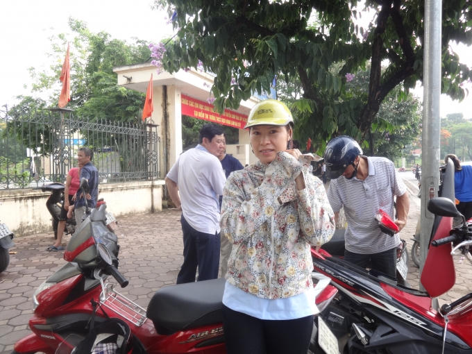 Chị Vương Thị Hương, một phụ huynh đưa con đi thi chia sẻ: “7h sáng nay 2 mẹ con mình tới điểm thi. Sáng nay thì mình phải dậy từ khá sớm để chuẩn bị bữa sáng cho con và chở con đến điểm thi. Thực sự mình cũng rất lo, tâm lý chung của các mẹ có con đi thi như mình thôi. Vì mình muốn con được vào học ở một môi trường tốt, nó là bước đệm cho con sau này khi thi Đại học. Giờ mình về nhà, chuẩn bị bữa trưa cho cháu, khoảng 9h mình sẽ trở lại đây để đón cháu”.