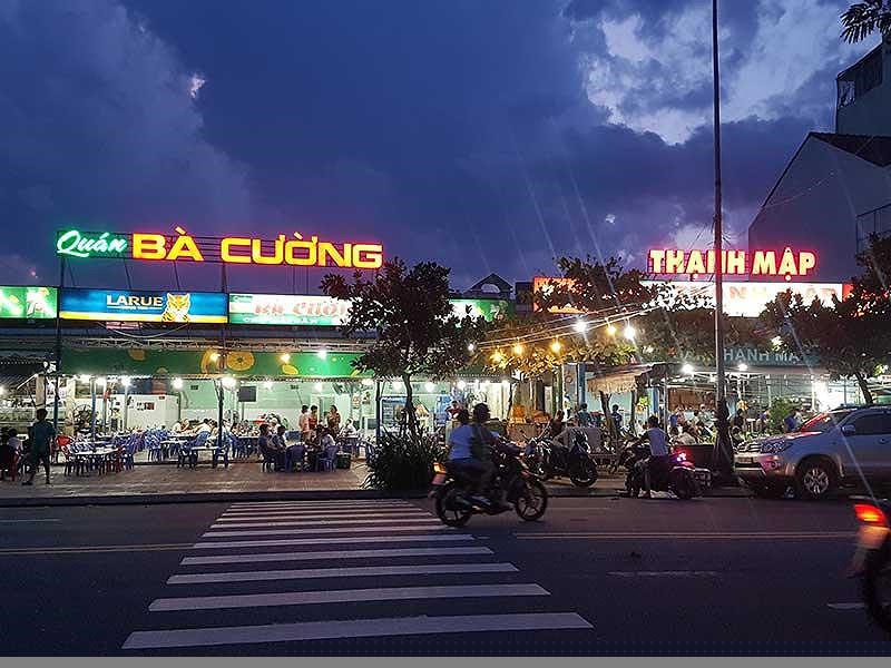 Nhiều quán hải sản nổi tiếng ven biển Đà Nẵng không có giấy phép xây dựng. Ảnh: TẤN VIỆT.