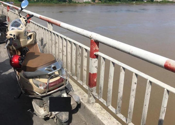 Chiếc xe c&ocirc; g&aacute;i để lại tr&ecirc;n cầu, sau đ&oacute; nhảy xuống d&ograve;ng nước chảy xiết.