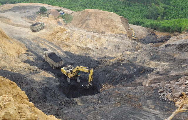 Những đồi keo ở thôn Lái, xã An Vá (Sơn Động – Bắc Giang) bị “xẻ thịt” để khai thác than. Ảnh: Cao Tuân