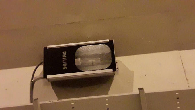 Nh&agrave; thầu tắt điện để tiết kiệm, c&aacute;c phương tiện