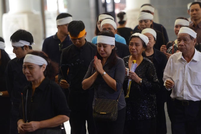 Con ch&aacute;u, người th&acirc;n trong gia đ&igrave;nh nghệ sĩ Phạm Bằng kh&ocirc;ng cầm được nước mắt. Ảnh: zing.