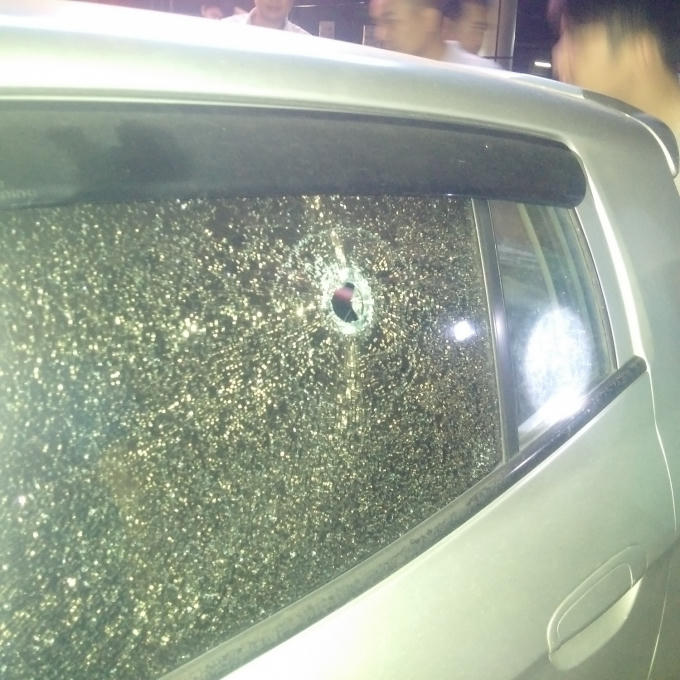 Chiếc ô tô không may bị trúng viên đạn. (Ảnh: BVĐK Hùng Vương)