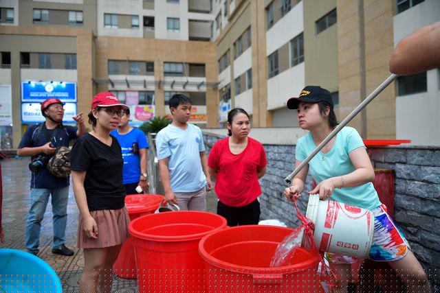 Đã hơn 2 ngày trôi qua nhưng tình trạng thiếu nước trầm trọng vẫn diễn ra tại đây và tới tối ngày 26/5 người dân vẫn chưa được cấp nước trở lại.
