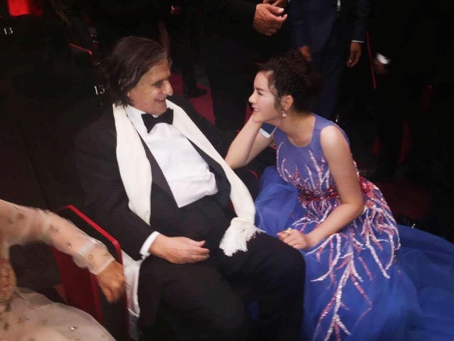 Lý Nhã Kỳ và nam diễn viên Jean-Pierre Leaud trò chuyện vui vẻ.