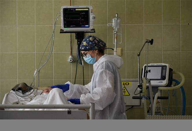 Điều trị cho bệnh nhân nhiễm COVID-19 tại bệnh viện ở Lviv, Ukraine. Ảnh: AFP/TTXVN