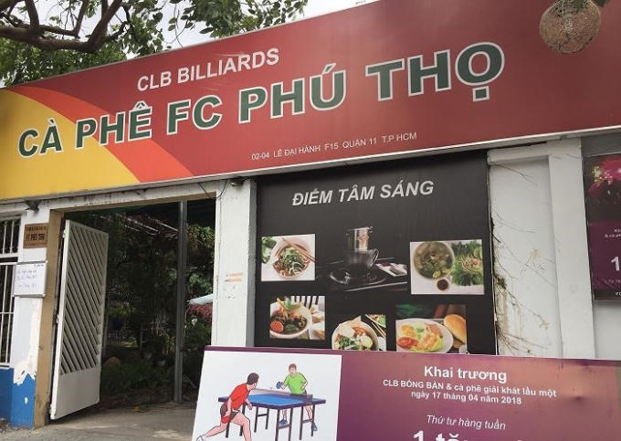 Trong 16 hợp đồng hợp t&aacute;c kinh doanh c&oacute; 7 hợp đồng với ổng diện t&iacute;ch 4.345 m2)kh&ocirc;ng gắn với chức năng, nhiệm vụ của Trung t&acirc;m Huấn luyện v&agrave; TĐTDTT, kh&ocirc;ng đ&uacute;ng mục đ&iacute;ch sử dụng đất được giao. Đơn cử hợp đồng HTKD số 18 k&yacute; ng&agrave;y 11/4/2016 giữa Trung t&acirc;m với C&ocirc;ng ty TNHH MTV TM-DV Giải tr&iacute; thể thao FC Ph&uacute; Thọ chuy&ecirc;n b&aacute;n qu&aacute;n c&agrave; ph&ecirc;, căn-tin, CLB bi-da tr&ecirc;n diện t&iacute;ch 1.015 m2 ở mặt tiền đường L&ecirc; Đại H&agrave;nh, nhưng cho thu&ecirc; chỉ với gi&aacute; 45 triệu đồng/th&aacute;ng, tướng đương gần 45 ngh&igrave;n đồng/m2/th&aacute;ng.