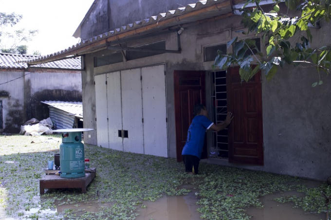 Nước tr&agrave;n v&agrave;o nhiều, khiến cho sinh hoạt của những người d&acirc;n nơi đ&acirc;y gặp nhiều kh&oacute; khăn. Theo chủ tịch x&atilde; T&acirc;n Tiến, t&iacute;nh đến thời điểm trưa nay, chưa c&oacute; thiệt hại về người.