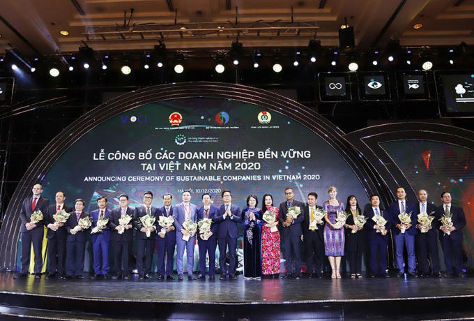 Phó Chủ tịch nước Đặng Thị Ngọc Thịnh tặng hoa chúc mừng   Top 10 doanh nghiệp bền vững trong lĩnh vực Thương mại – Dịch vụ  và Top 10 trong lĩnh vực sản xuất