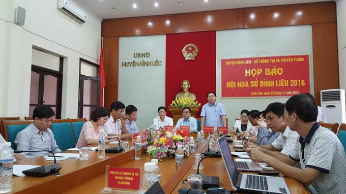 Ông Đặng Bá Bắc thông tin về Hội hoa sở tại buổi họp báo.
