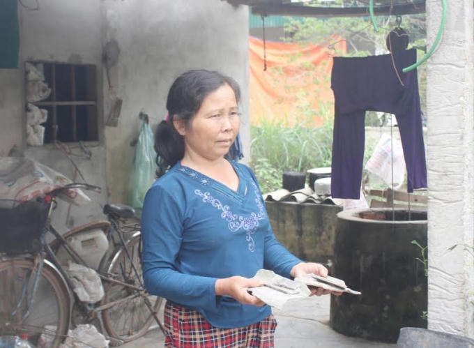 Đất đá rơi làm vỡ tấm proximăng nơi bà ngồi thái chuối cho lợn.