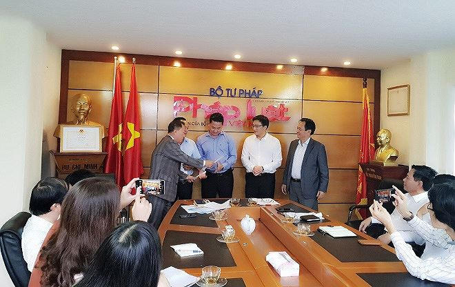 TS Đào Văn Hội, Tổng Biên tập trao Quyết định bổ nhiệm Trưởng đại diện Văn phòng khu vực phía Bắc cho ông Vũ Đình Tiến.