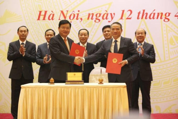 Ông  Đinh La Thăng, Bí thư Thành ủy TP.HCM, nguyên Bộ trưởng Bộ GTVT bàn giao nhiệm vụ cho người kế nhiệm - Bộ trưởng Trương Quang Nghĩa.