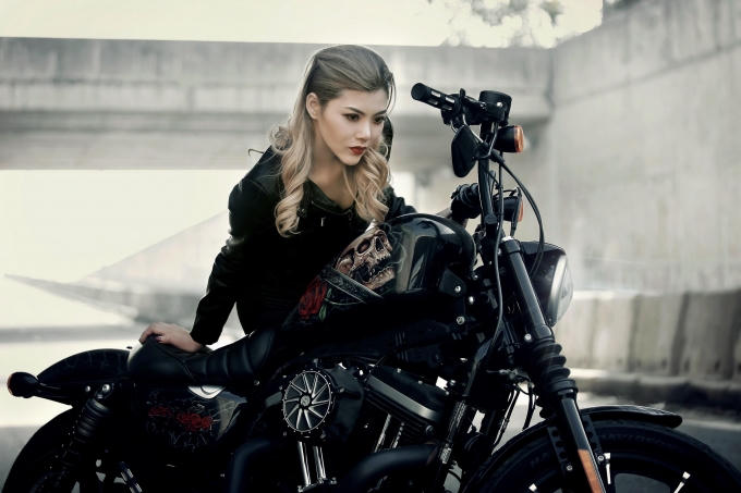 Ngắm thiếu nữ H&agrave; th&agrave;nh đọ d&aacute;ng với Harley Davidson Iron 883