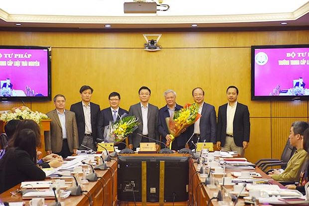 Bộ trưởng Lê Thành Long trao Quyết định nghỉ hưu cho ông Hoàng Sỹ Thành và trao Quyết định giao quyền Tổng cục trưởng cho ông Mai Lương Khôi.