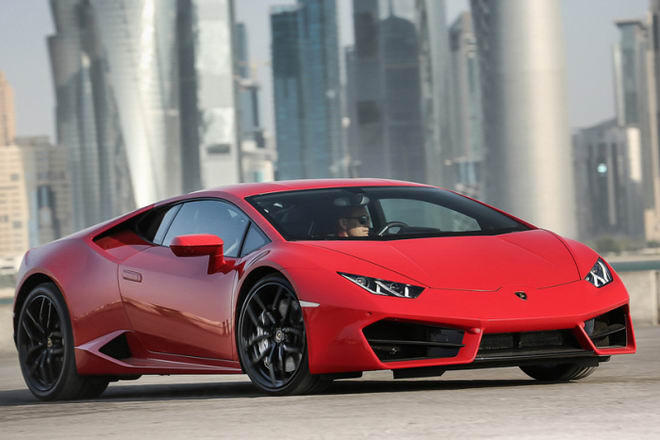 Và cuối cùng, không thể không kể đến Lamborghini Huracan. Dù có nhiều nhà phê bình cho rằng thiết kế trên Huracan quá đơn giản, nhưng không thể phủ nhận sự đơn giản lại là yếu tố đem lại thành công cho mẫu xe này. Huracan mang vẻ đẹp thời trang, nhưng vẫn ẩn giấu sức mạnh điên cuồng của loài bò tót chiến đấu.