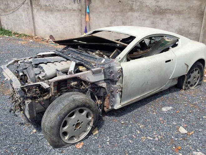 Và những hình ảnh "bi thương" mới nhất về siêu xe Aston Martin DB9 cũng thu hút nhiều sự chú ý của cư dân mạng (Ảnh: Otofun.net)