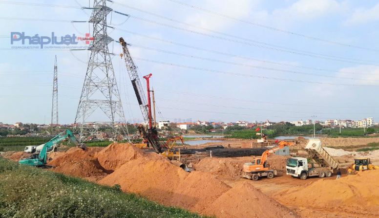 Ngoài tuyến đường kết nối di sản dọc sông Hồng đang được thi công trên địa bàn tỉnh Hưng Yên, song song bên cạnh đó là dự án cầu Mễ Sở cũng đang được triển khai rầm rộ. Trong ảnh: Các đơn vị thi công đang tiến hành làm móng cọc nhồi cho trụ cầu Mễ Sở đoạn bắc qua đường đê ĐT.378.