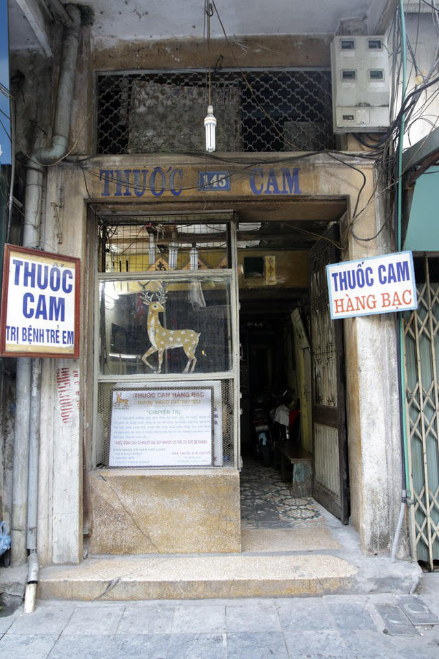 Những tấm biển ở Hiệu thuốc Cam ở phố Hàng Bạc, rất nổi tiếng đối với người Hà Nội.