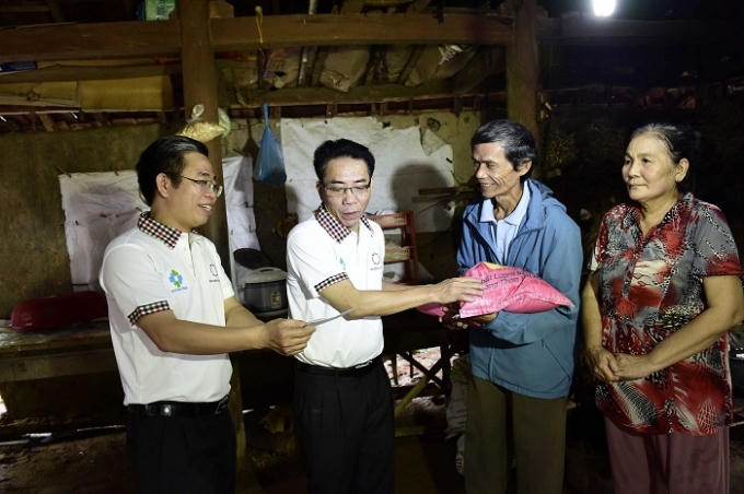Trong tháng 11.2016, Tập đoàn Hoa Sen đã trực tiếp đến thăm hỏi, động viên và tặng quà cho từng hộ dân chịu ảnh hưởng nặng nề nhất của đợt bão lũ vừa qua.