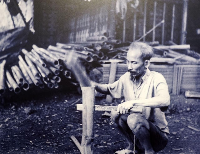 Chủ tịch Hồ Chí Minh sau giờ làm việc tại làng Sảo, xã Hợp Thành, huyện Sơn Dương, Tuyên Quang năm 1947. Chủ tịch Hồ Chí Minh ở làng Sảo từ 2/4 - 19/5/1947. Trong thời gian làm việc tại đây, Bác đã chủ trì nhiều hội nghị quan trọng.