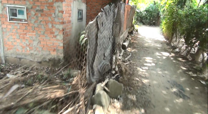 Một con đường nhỏ nhiều năm qua các hộ dân phải mượn đi tạm.
