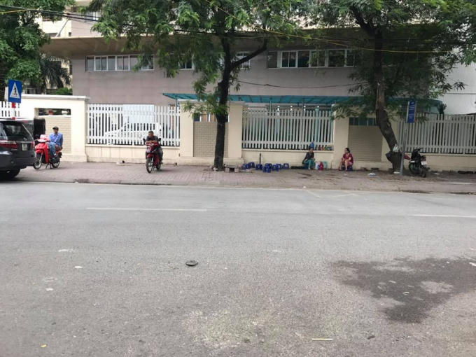 Quán nước chè và xe ôm ở cổng Bệnh Viện Da liễu Trung ương cũng không có một bóng khách.