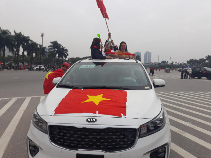 Các bạn nữ với băng rôn "Việt nam vô địch" trên trán.