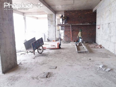 Tại một số tầng của tòa nhà công nhân vẫn đang xây dựng.