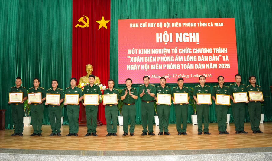 Đại tá Phạm Minh Giang - Chính ủy Ban Chỉ huy BĐBP tỉnh Cà Mau (bên trái) và Đại tá Hà Văn Thanh - Chỉ huy trưởng Ban Chỉ huy BĐBP tỉnh Cà Mau trao Giấy khen cho các tập thể, cá nhân có thành tích trong tổ chức các hoạt động.