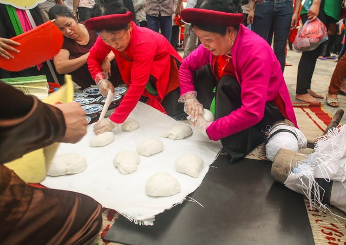 Rộn ràng hội thi gói, nấu bánh chưng bánh giầy