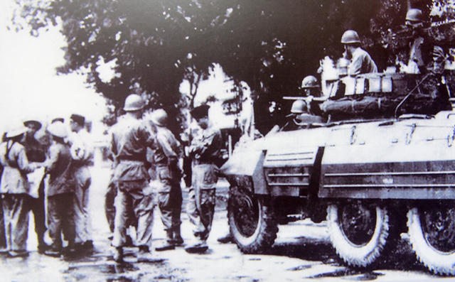 Quân đội Pháp bàn giao cho cán bộ Trung đoàn Thủ đô tiếp quản khu Ba Đình ngày 09/10/1954.