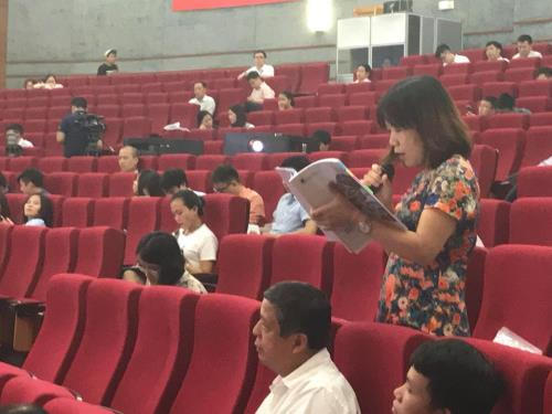 Đại diện cho cổ đông là tổ chức đặt câu hỏi với lãnh đạo PV Power. (Nguồn: TTXVN)