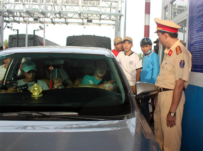 Các tài xế trả tiền lẻ qua trạm. Ảnh: T.Chi