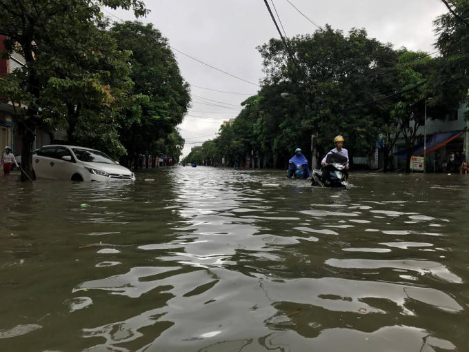 Thời điểm đó nước vẫn bão vây khắp nơi, cô lập các tuyến phố.