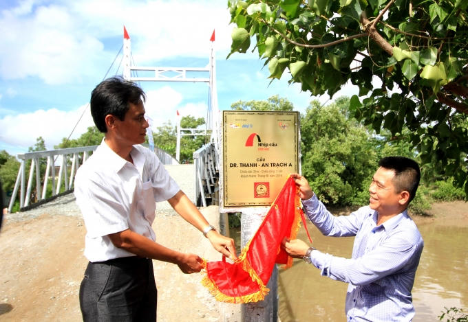 Cây cầu chính thức được khánh thành trong niềm vui mừng của bà con nhân dân.