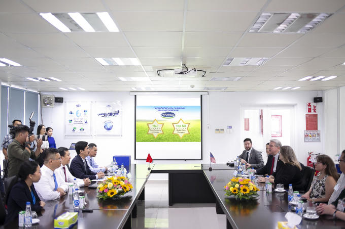 Buổi làm việc giữa Vinamilk và đoàn công tác Bộ Nông Nghiệp Hoa Kỳ trong khuôn khổ chuyến thăm Nhà máy sữa Việt Nam tại tỉnh Bình Dương