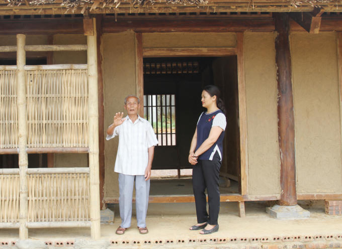 Phóng viên Xây dựng Đảng - Nội chính (Báo Phú Thọ) trò chuyện với ông Nguyễn Hữu Vạn, con trai cụ Nguyễn Ngọc Đa - người đã giúp Bác Hồ và đoàn cán bộ mượng nhà ở (xã Yên Kiện, huyện Đoan Hùng) trong thời gian Bác làm việc tại tỉnh. Ảnh: Cao Hương