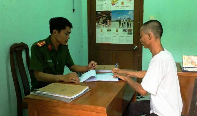 Đối tượng Tỉnh (áo trắng) tại cơ quan điều tra. Ảnh: CTV.