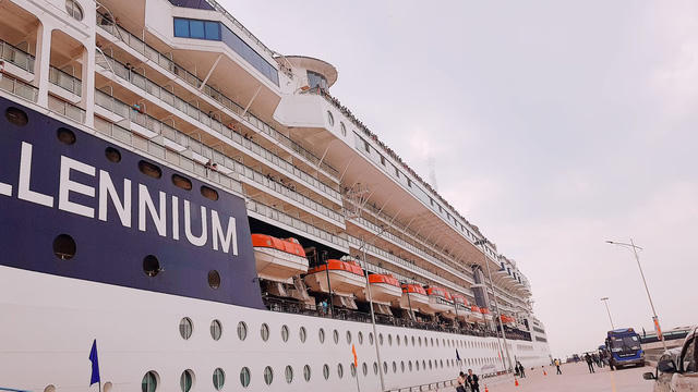 Tàu 5 sao Celebrity Millennium thuộc hãng tàu Royal Caribean mang theo gần 3.000 khách và thủy thủ đoàn.