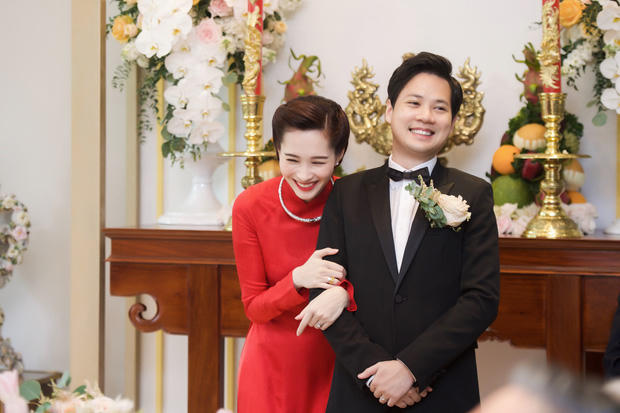 Nụ cười hạnh phúc trong ngày trọng đại của cặp đôi trai tài gái sắc.