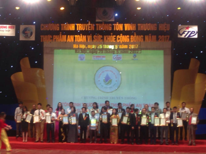 Các doanh nghiệp trong buổi lễ tôn vinh.