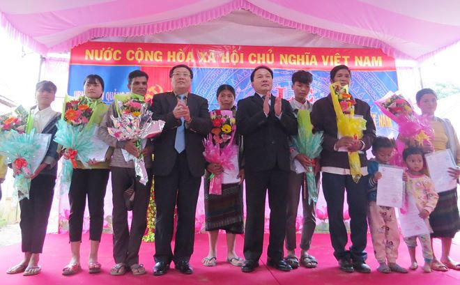 Lễ trao quyết định được tổ chức tại xã A Dơi xa xôi
