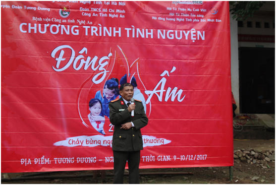 Đại tá Nguyễn Văn Thành Giám đốc Bệnh viện Công an tỉnh Nghệ An phát biểu trong lễ ra quân “Đông ấm 2017”
