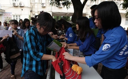 Hơn 1.000 tình nguyện viên của trường ĐH Quốc gia Hà Nội đã sớm hướng dẫn các thí sinh và trông giữ đồ.
