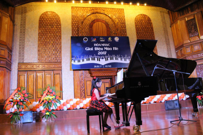 Các bạn nhỏ biểu diễn piano tại chương trình hòa nhạc.